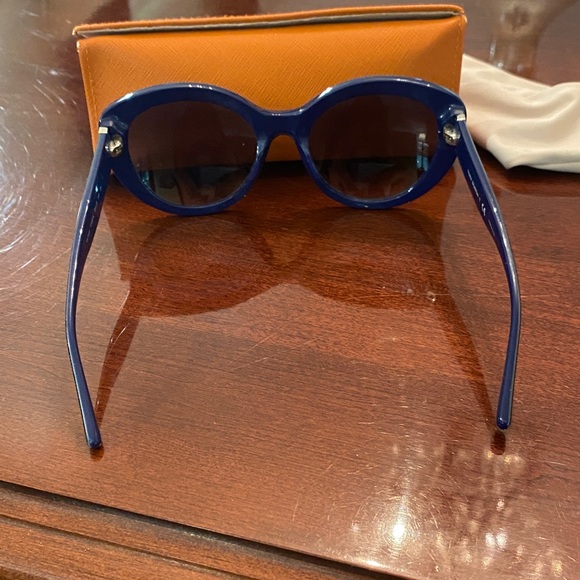 Stylish Blue and White Geometric Sunglasses - Picture 4 of 8